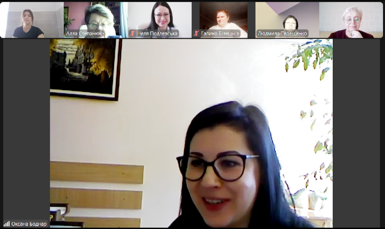 Оксана БОДНАР   ознайомлює  з родзинками факультету